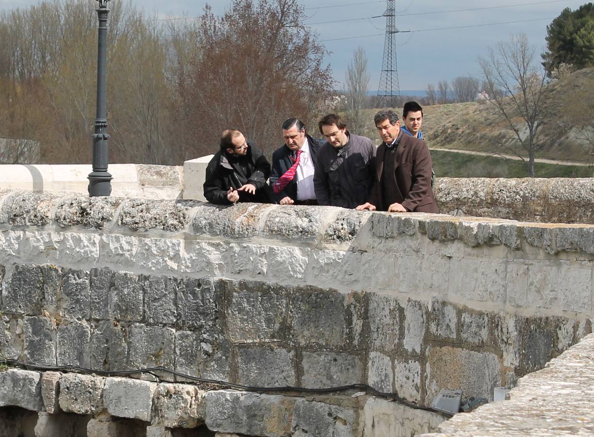 27.03.15 Aparición de grietas en el puente de Cabezón.