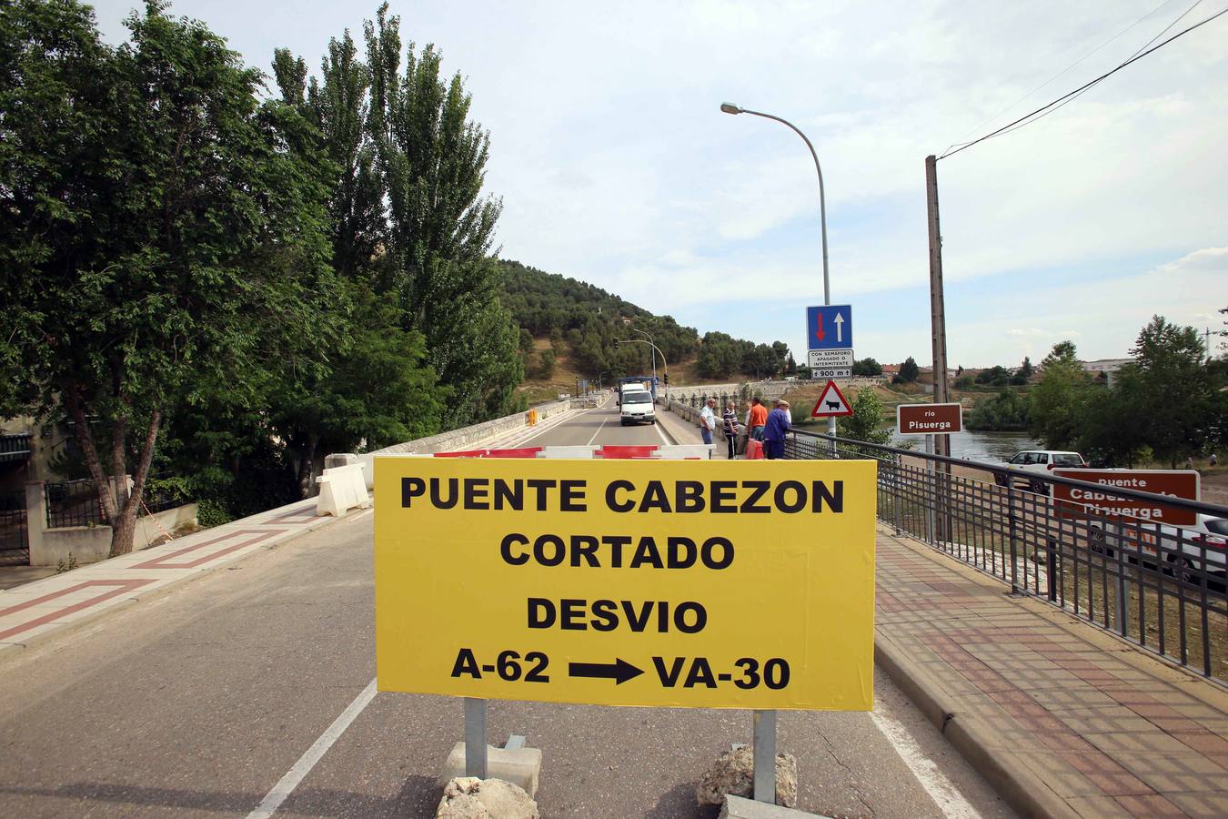 El derrumbe amenaza el puente de Cabezón de Pisuerga (Valladolid)