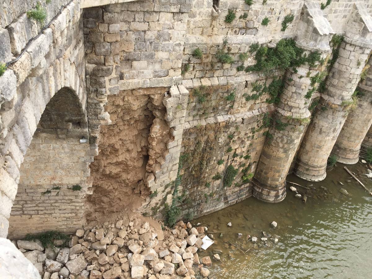 El derrumbe amenaza el puente de Cabezón de Pisuerga (Valladolid)