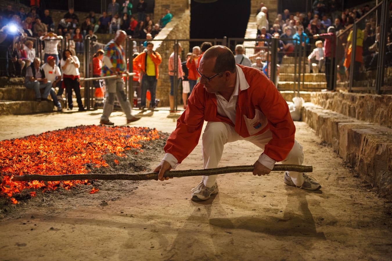 Jaime de Marichalar acude con su hijo Juan Froilán al Paso del Fuego en San Pedro Manrique (Soria)