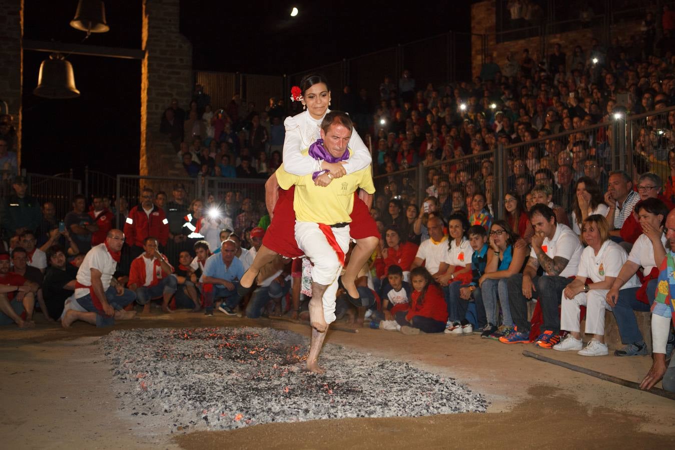 Jaime de Marichalar acude con su hijo Juan Froilán al Paso del Fuego en San Pedro Manrique (Soria)