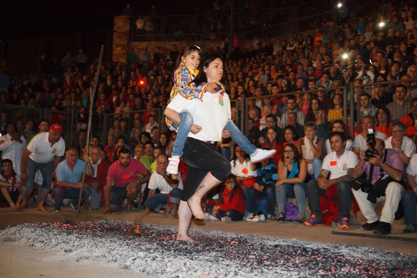 Jaime de Marichalar acude con su hijo Juan Froilán al Paso del Fuego en San Pedro Manrique (Soria)