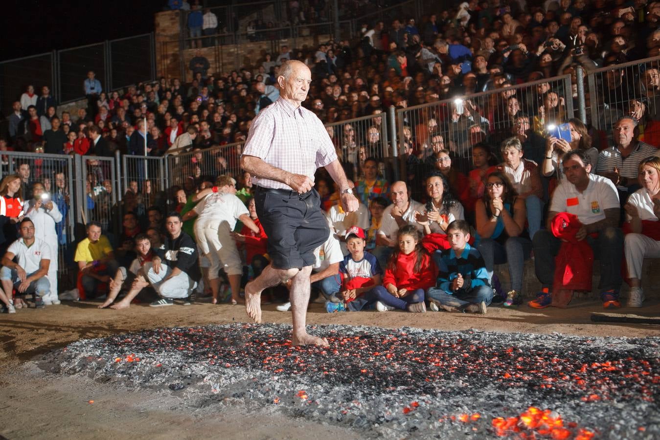 Jaime de Marichalar acude con su hijo Juan Froilán al Paso del Fuego en San Pedro Manrique (Soria)