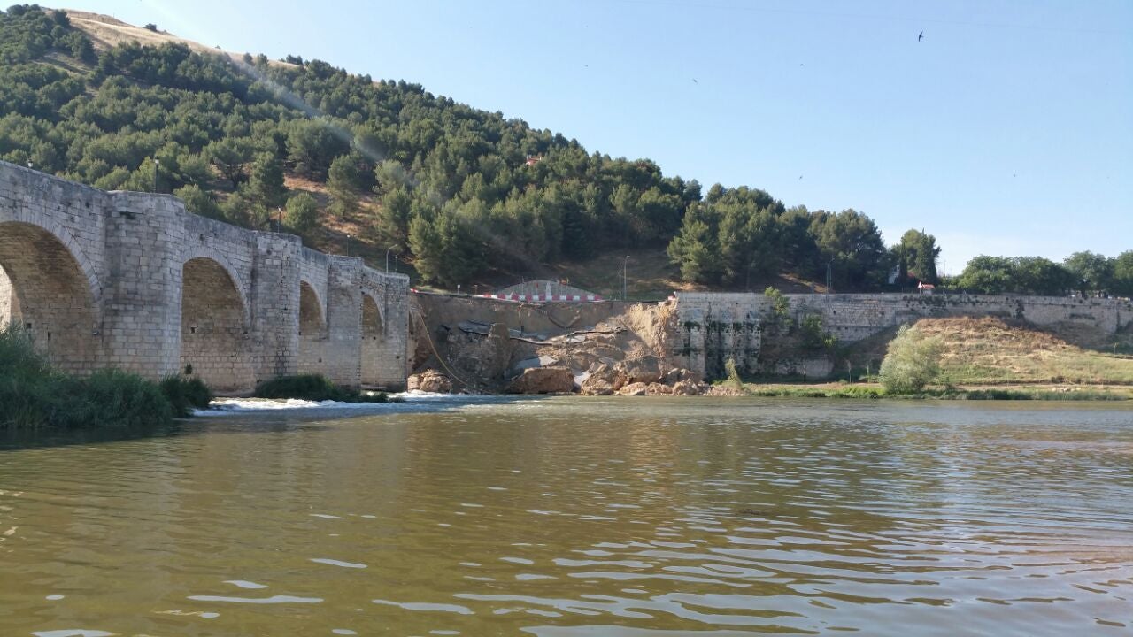 Se derrumba por completo el muro de contención del puente de Cabezón de Pisuerga (2/2)