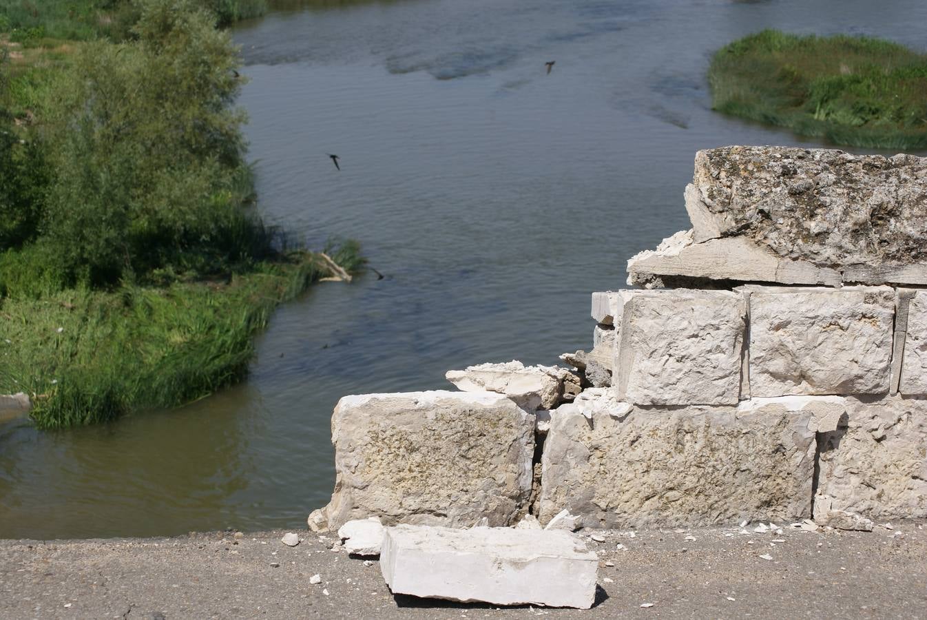 Se derrumba por completo el muro de contención del puente de Cabezón de Pisuerga (1/2)