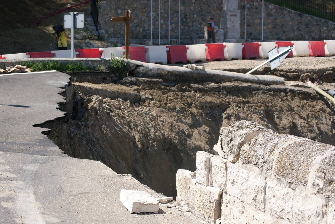 Se derrumba por completo el muro de contención del puente de Cabezón de Pisuerga (1/2)