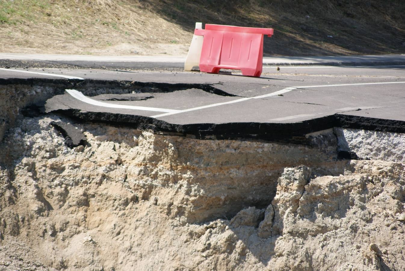 Se derrumba por completo el muro de contención del puente de Cabezón de Pisuerga (1/2)