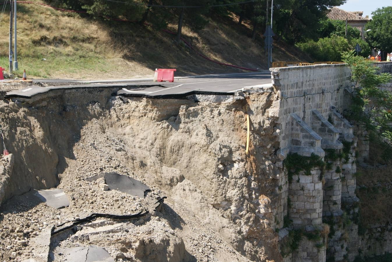 Se derrumba por completo el muro de contención del puente de Cabezón de Pisuerga (2/2)