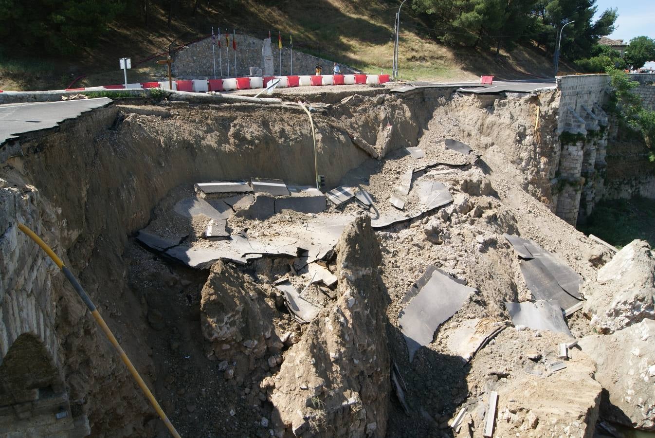 Se derrumba por completo el muro de contención del puente de Cabezón de Pisuerga (2/2)