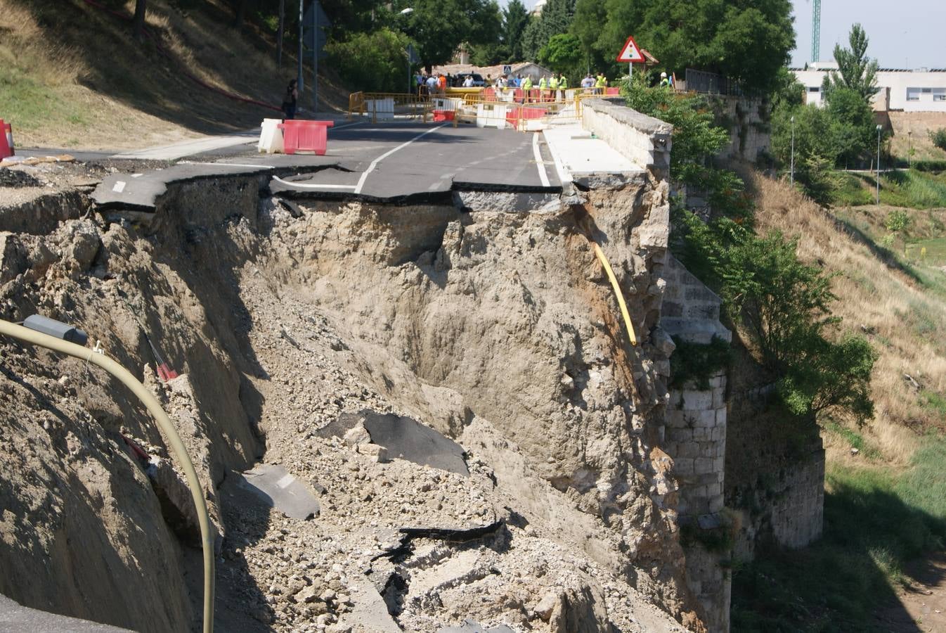 Se derrumba por completo el muro de contención del puente de Cabezón de Pisuerga (2/2)