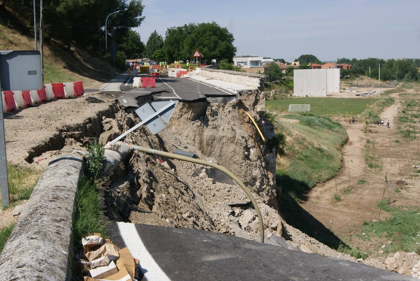 Se derrumba por completo el muro de contención del puente de Cabezón de Pisuerga (2/2)