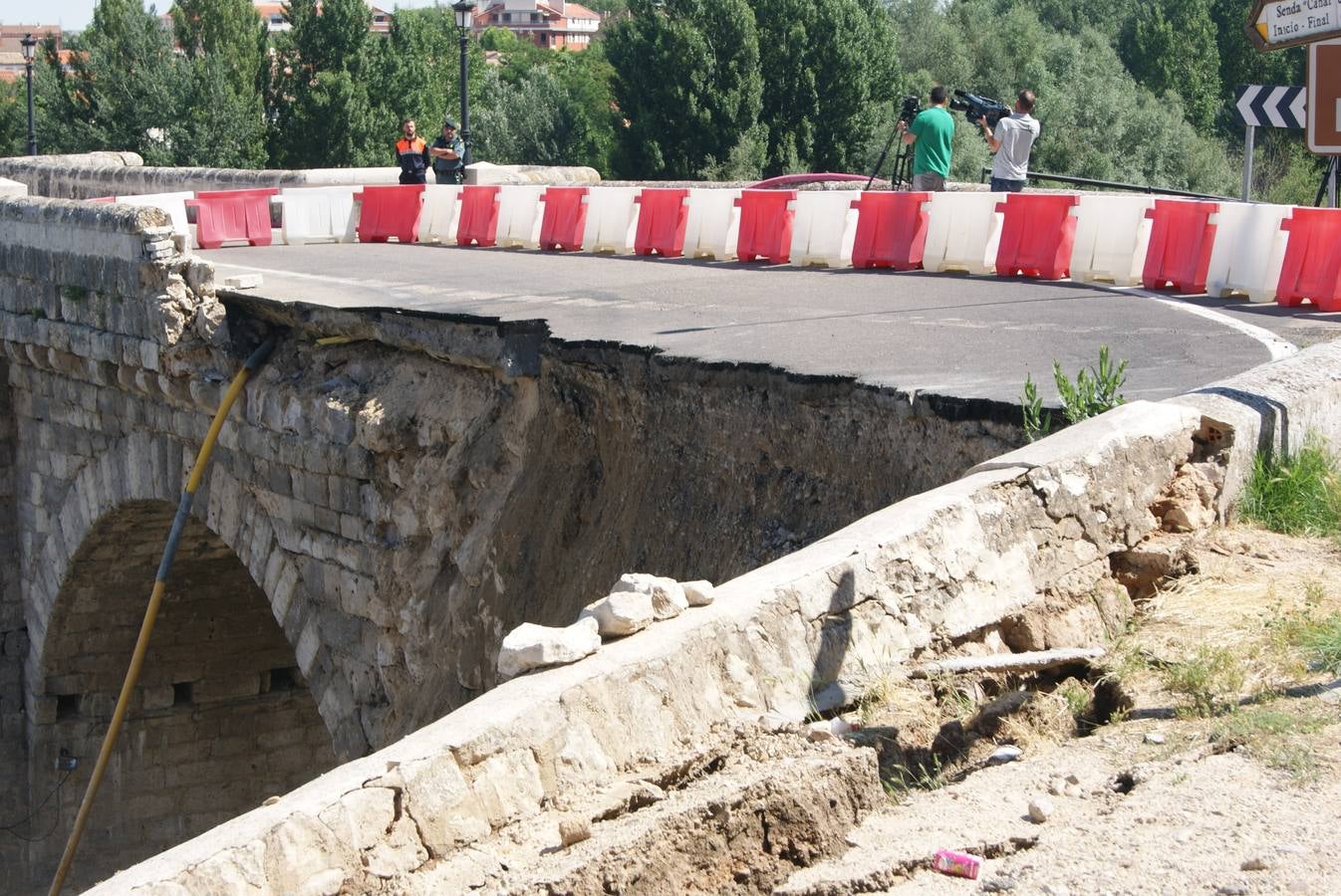 Se derrumba por completo el muro de contención del puente de Cabezón de Pisuerga (2/2)