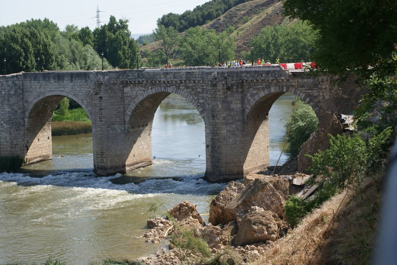 Se derrumba por completo el muro de contención del puente de Cabezón de Pisuerga (2/2)