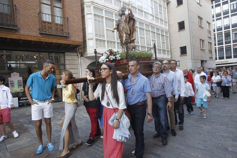 Reparto de tomillo bendecido en Palencia para honrar a San Juan