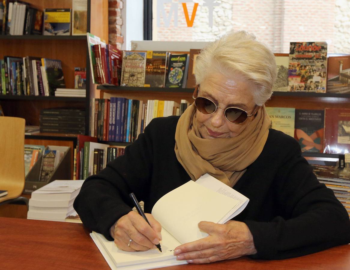 16.11.13 La actriz  firma ejemplares de su libro 'Me quedo con lo mejor' en la librería Oletvm de Valladolid.