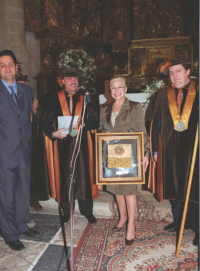 30.09.00 Lola Herrera recibe el premio 'Tierras de Oro' que le entregó en Simancas la cofradía Vinos y Viandas de Castilla y León.