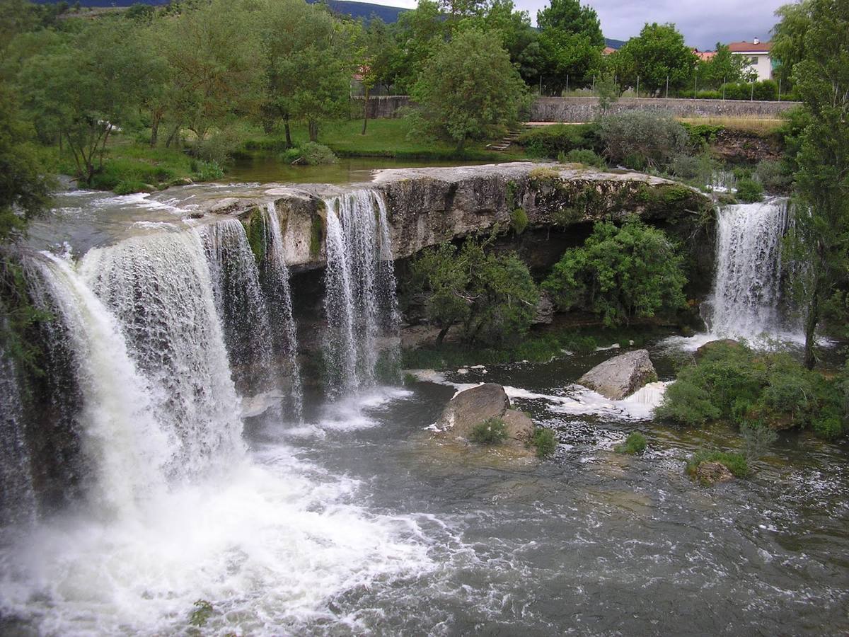 Cascada de Pedrosa de Tobalina (Burgos). Espectacular cascada formada por el río Jerea en el pueblo de Pedrosa de Tobalina.