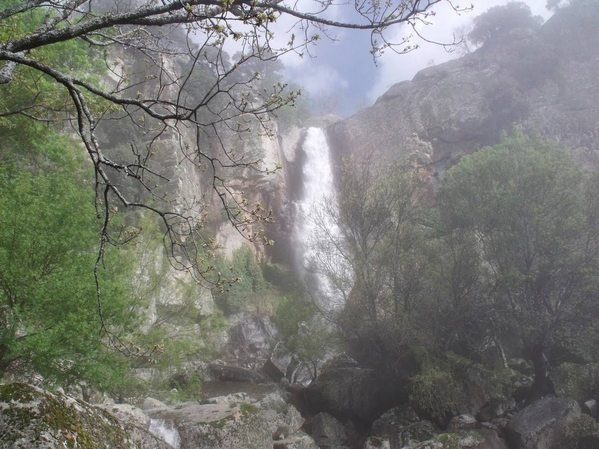 El Chorro de la Ventera (Ávila). Esta espectacular cascada de agua se encuentra entre los términos de Villanueva y Madrigal de la Vera.