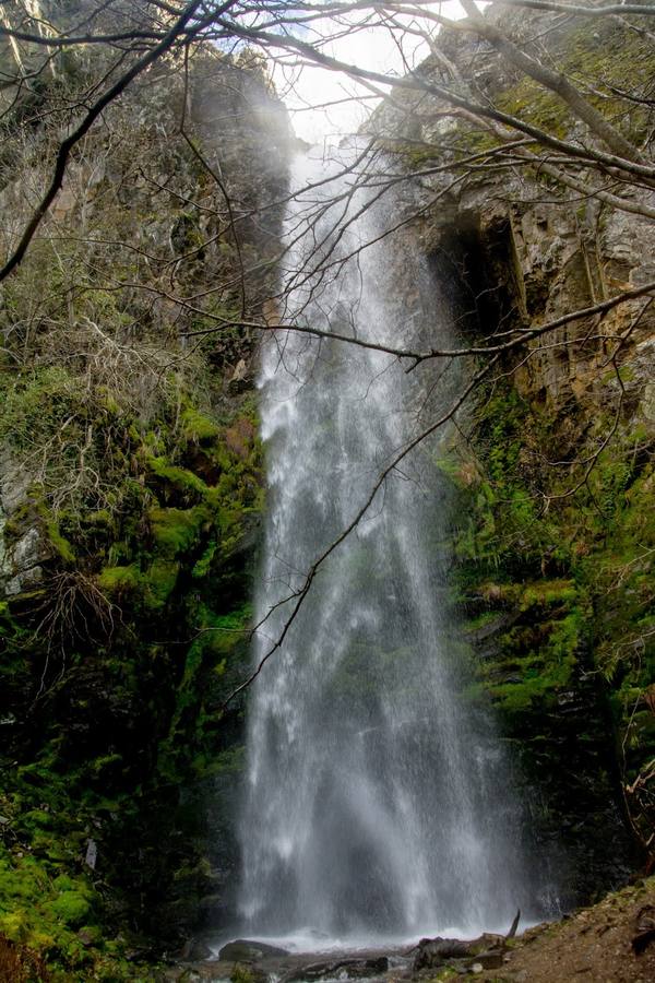 La Cascada del Gualtón (León). Es la cascada más alta de la comarca de El Bierzo, en la provincia de León. Situada en el pequeño y bonito pueblo de Carracedo de Compludo.