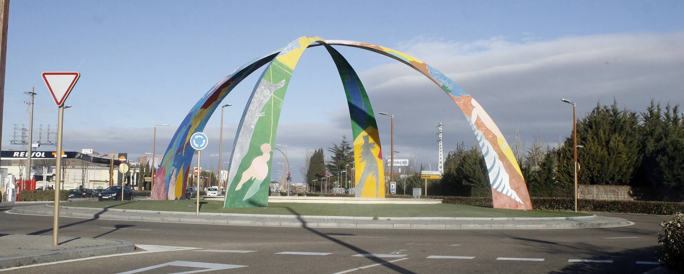 Obra de Cristóbal Gabarrón situada en la rotonda de la avenida de Salamanca, en Arroyo de la Encomienda.