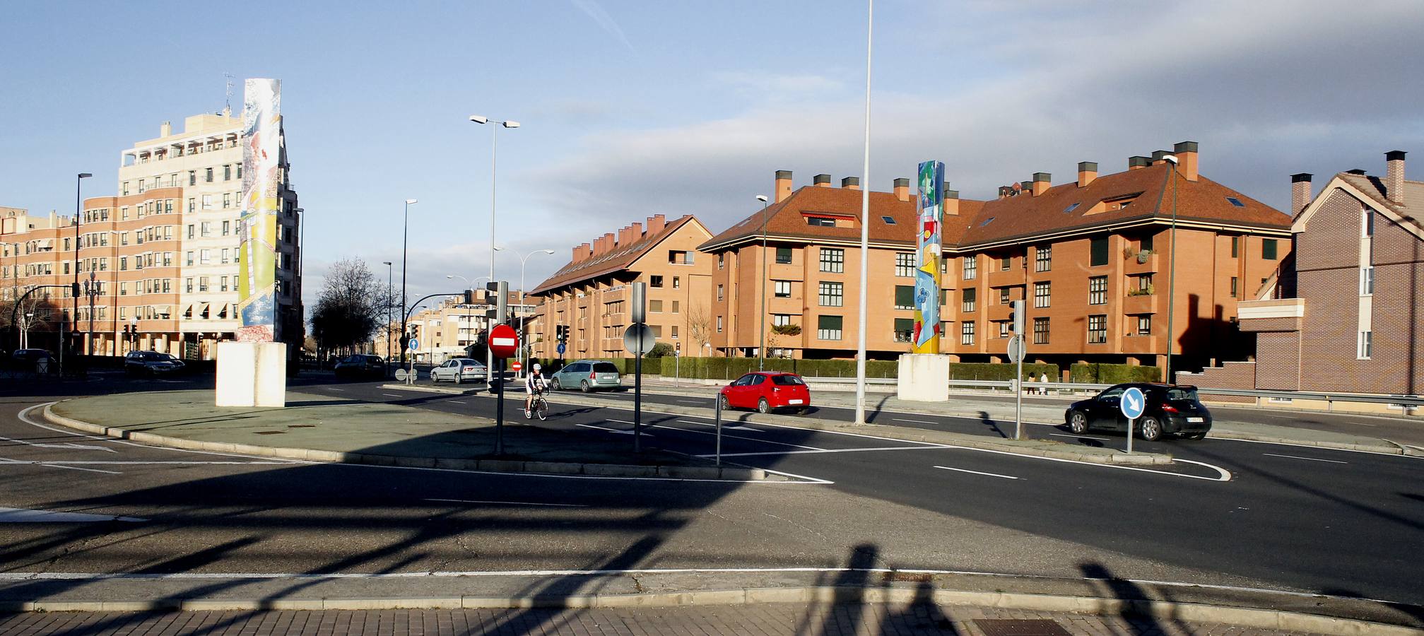 Escultura 'La Puerta de Valladolid' de Cristóbal Gabarrón en la rotonda de la Carretera de Rueda, en Covaresa.