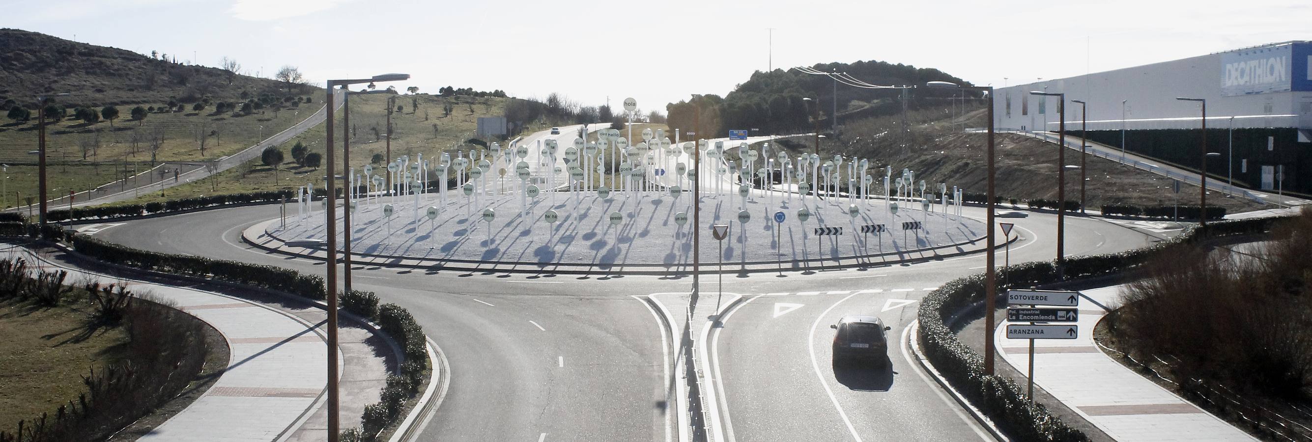 Señales de Ángel Marcos en la rotonda de acceso a La Vega, en la avenida de Salamanca.