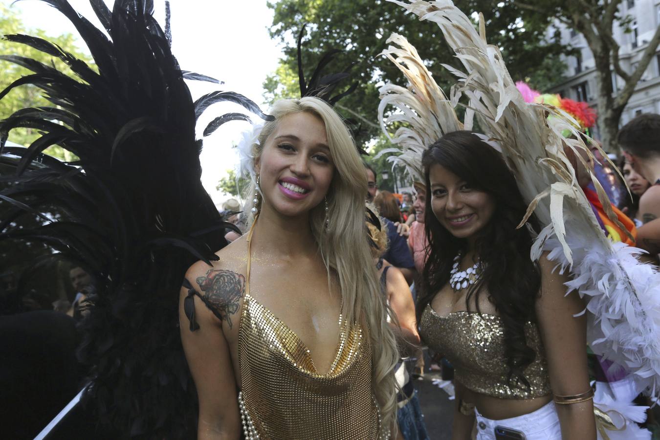 Dos participantes del tradicional desfile del Orgullo Gay.