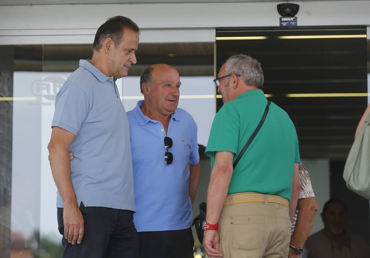 Políticos y personalidades locales visitan el tanatorio con motivo del fallecimiento de Ángel Velasco