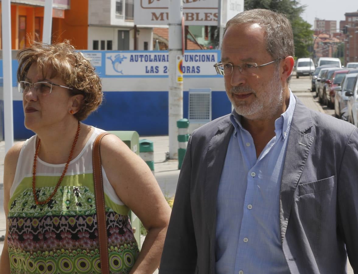 Políticos y personalidades locales visitan el tanatorio con motivo del fallecimiento de Ángel Velasco