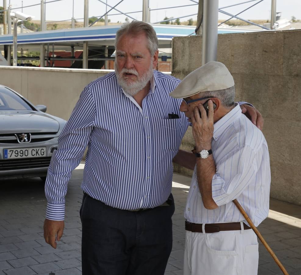 Políticos y personalidades locales visitan el tanatorio con motivo del fallecimiento de Ángel Velasco