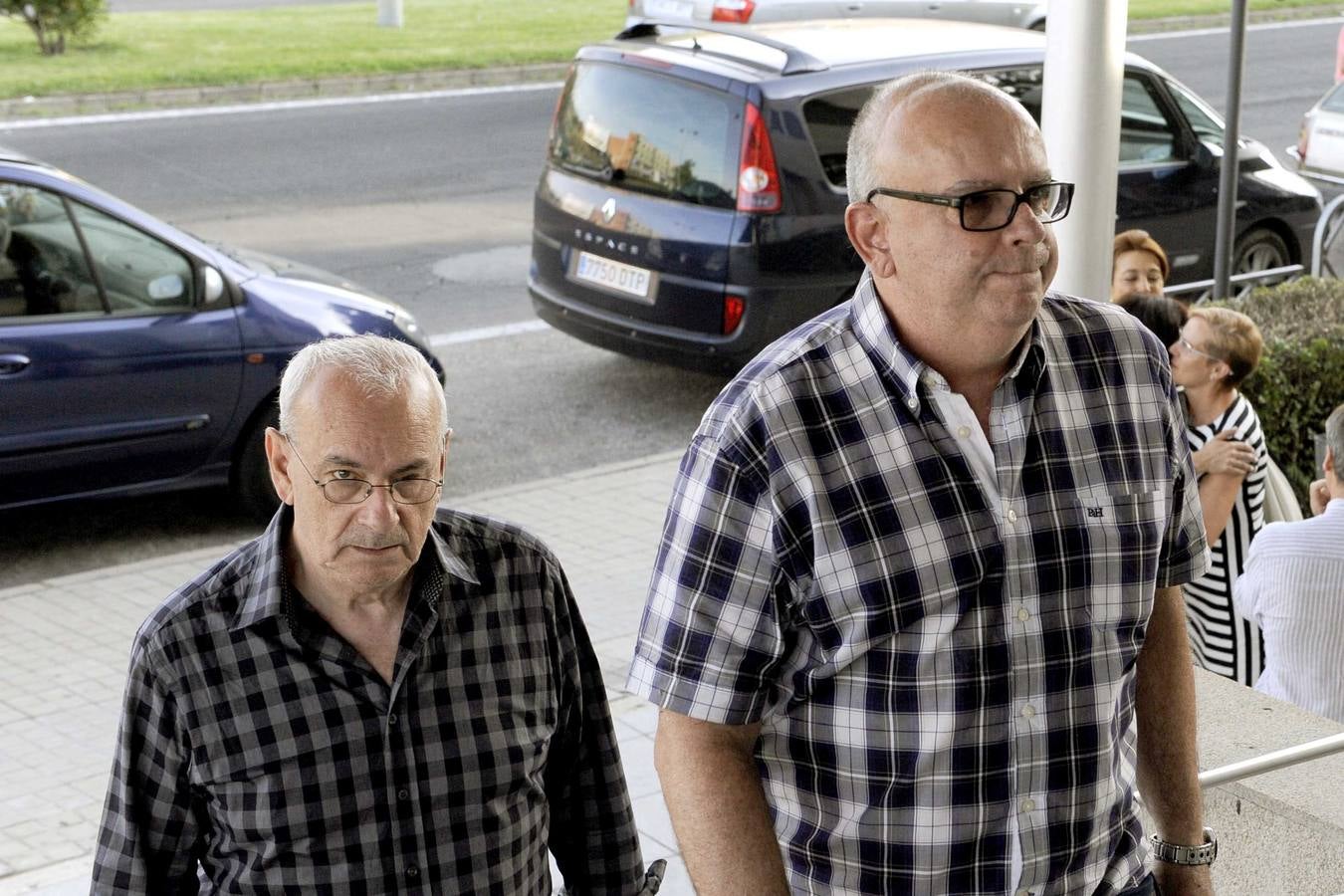 Políticos y personalidades locales visitan el tanatorio con motivo del fallecimiento de Ángel Velasco