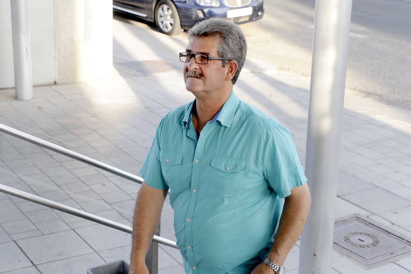 Políticos y personalidades locales visitan el tanatorio con motivo del fallecimiento de Ángel Velasco