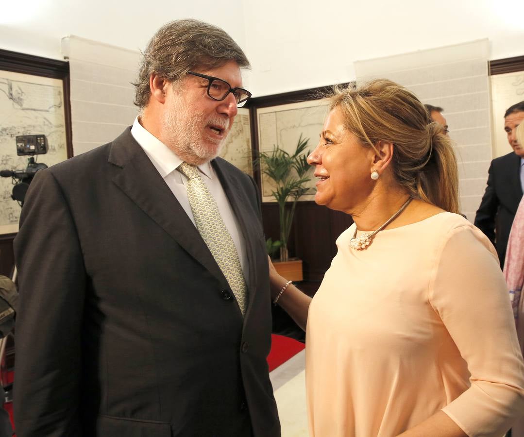 Rosa Valdeón conversa con Santiago Aparicio, presidente de Cecale.