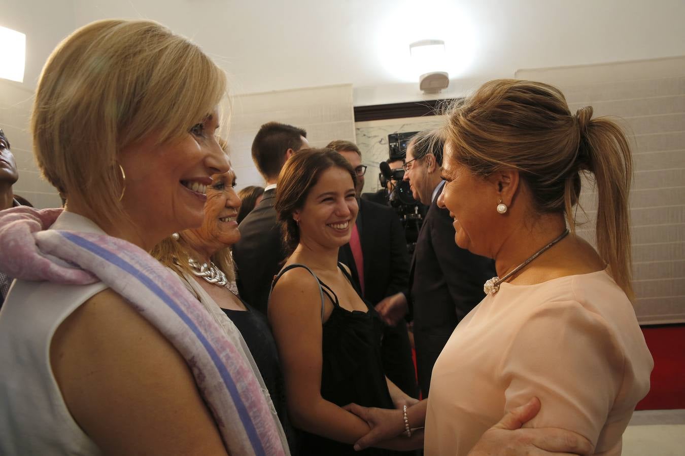 Rosa Valdeón charla con Laura Kernstock, mujer de Antonio Sáez Aguado, Graciela de la Peña y Victoria Lubillo Valdeón, hija de la consejera.