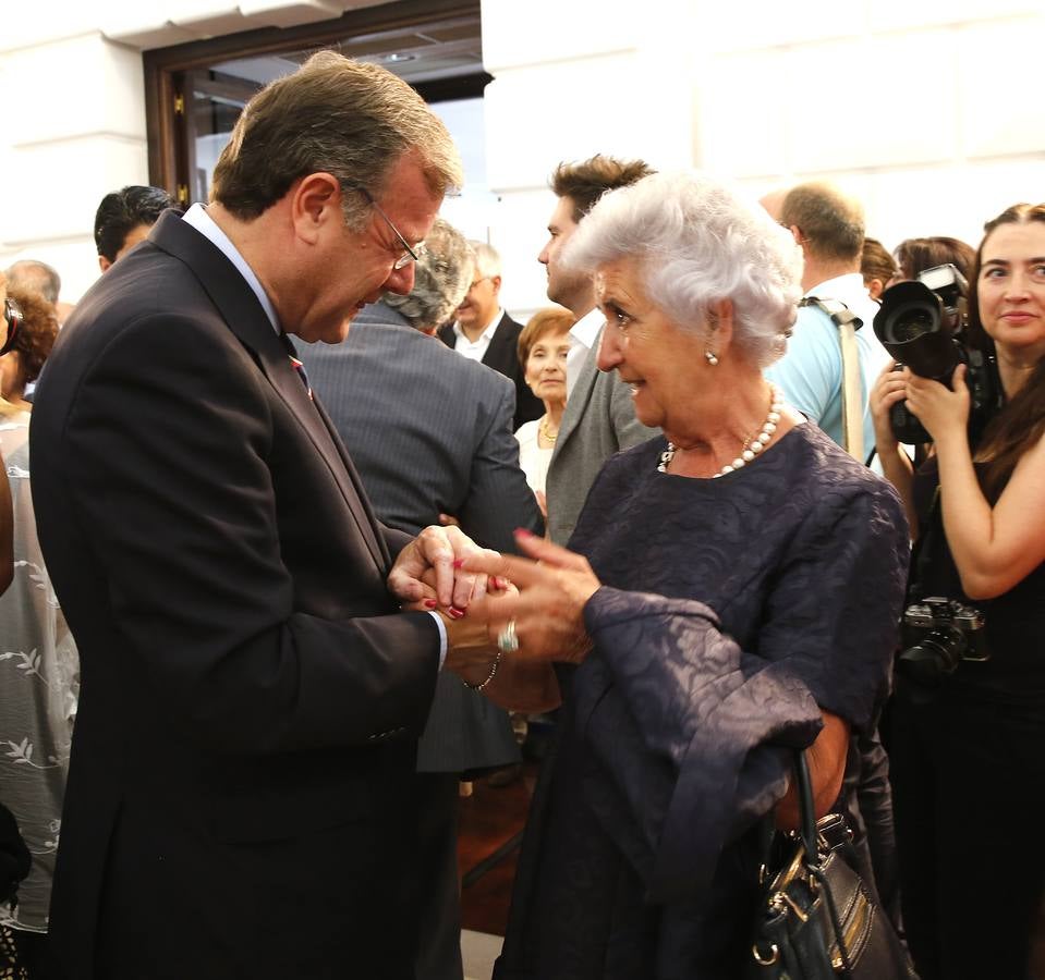 El alcalde de León, Antonio Silván, saluda a María Henar Cirac, madre de la consejera Josefa García Cirac.