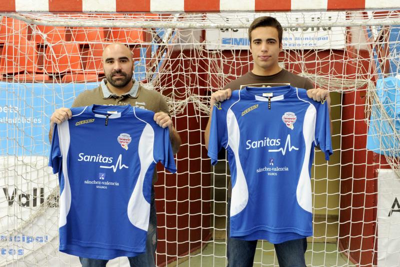 Luisma Lorasque y Nico López en una de las porterías de la que será su nueva casa, Huerta del Rey.