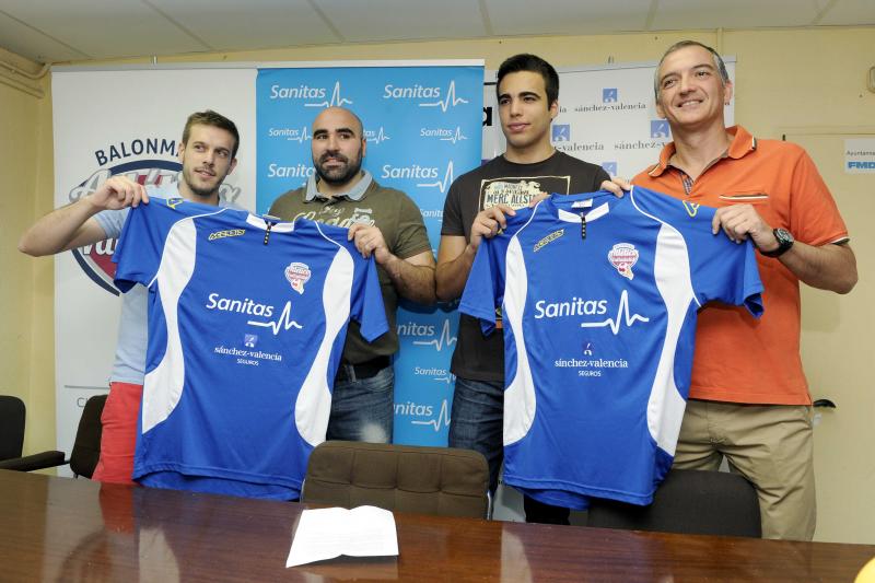 Los nuevos con su nueva camiseta.