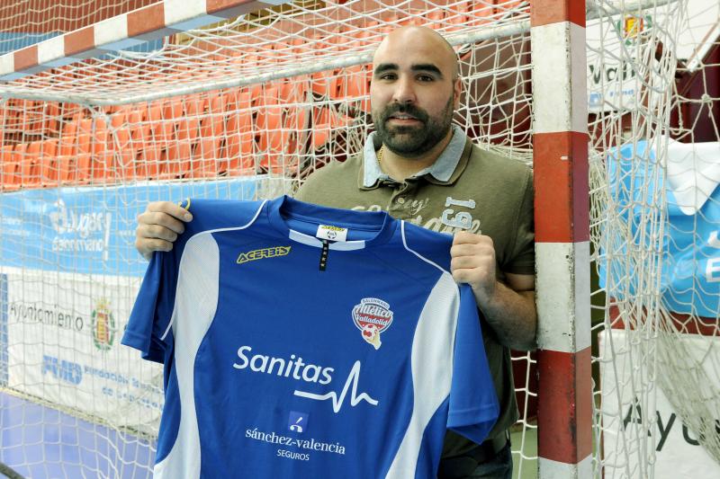 Luisma Lorasque posa con su nueva camiseta.