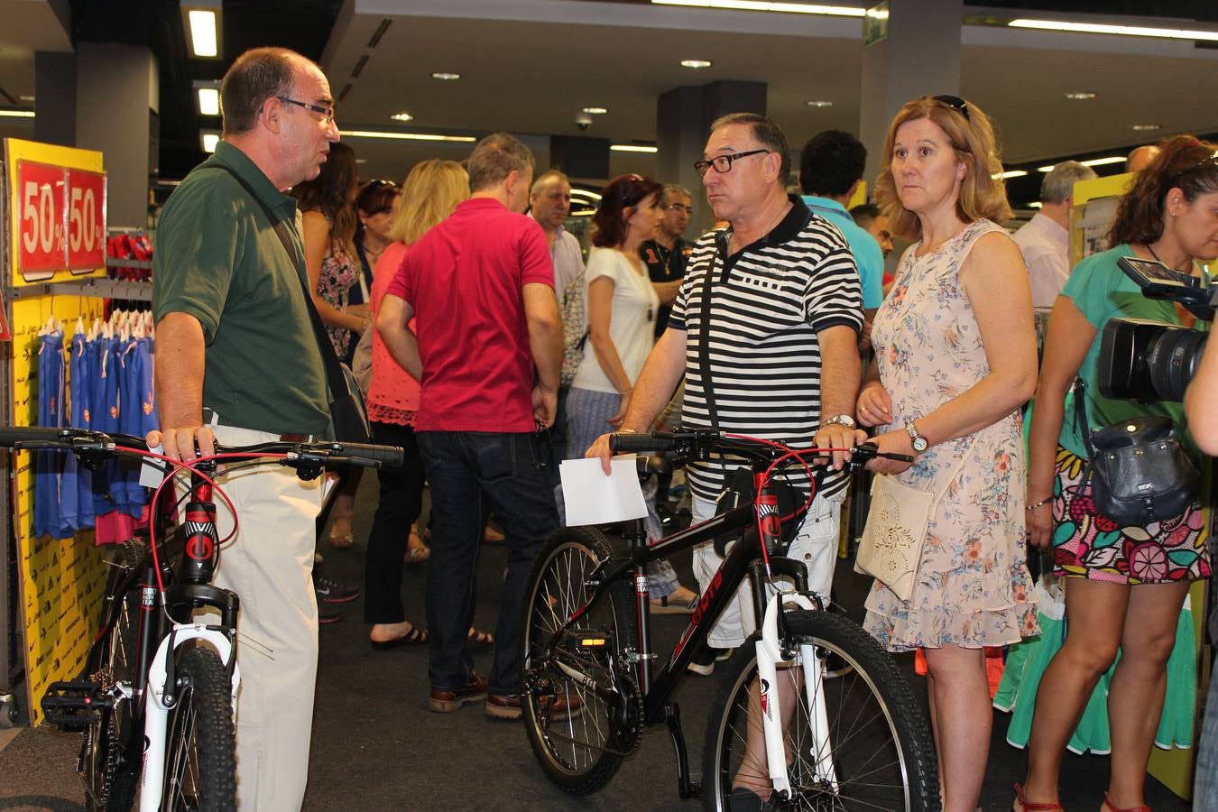 El Norte de Castilla reparte la primera tanda de 30 bicicletas de Forum Sport