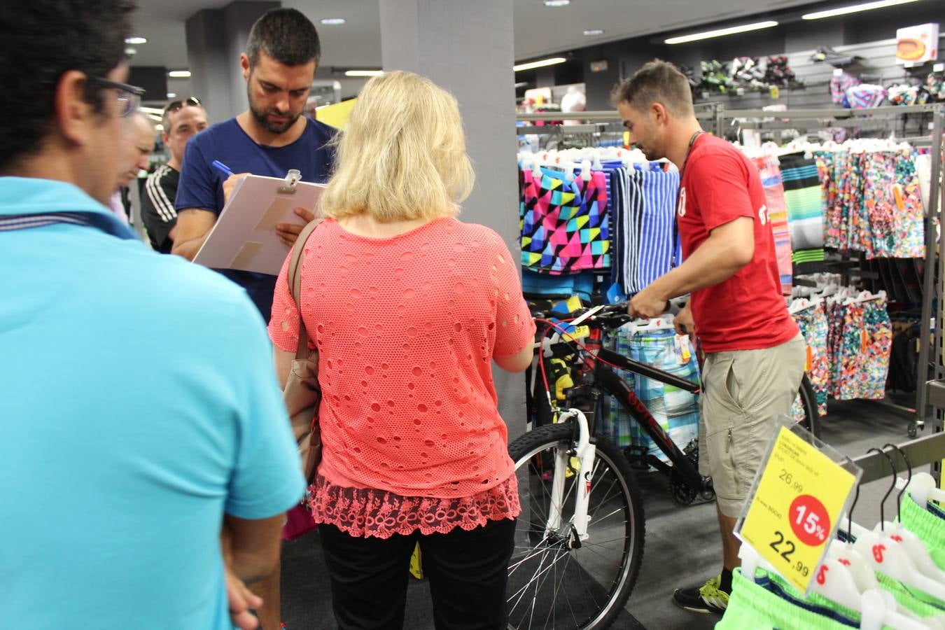 El Norte de Castilla reparte la primera tanda de 30 bicicletas de Forum Sport