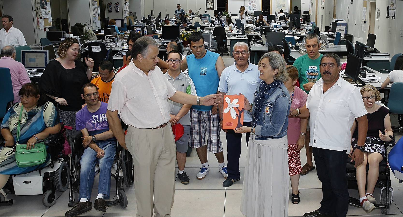 Miembros de Asprona visitan la redacción de El Norte de Castilla