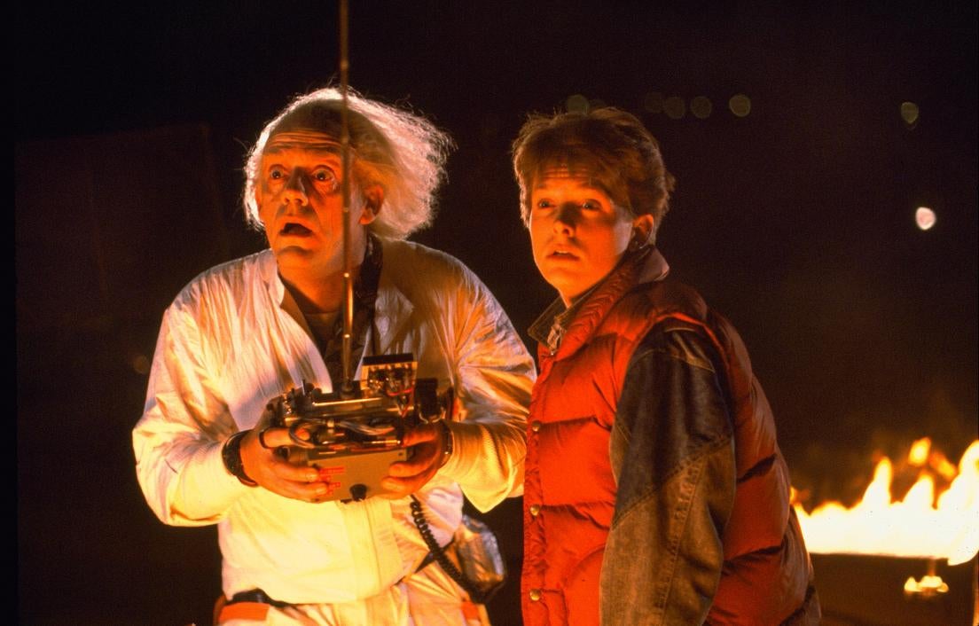 Las aventuras de Marty McFly en 'Regreso al futuro' dieron una vuelta de tuerca al género de viajes en el tiempo. Esta película producida por Steven Spielberg y protagonizada por Michael J. Fox, Christopher Lloyd, Lea Thompson, Crispin Glover y Thomas F. Wilson se convirtió en la película más exitosa de 1985.