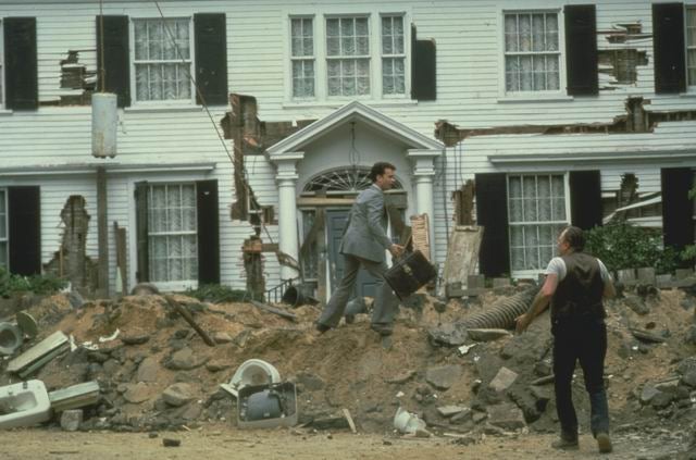 Tom Hanks, Shelley Long y Alexander Godunov son los protagonistas de 'Esta casa es una ruina'. Llegó a los cines en 1986 y nos enseñó que, antes de comprar una casa, hay que comprobar que funcionan cada uno de los grifos, pomos, ventanas, puntos de luz...