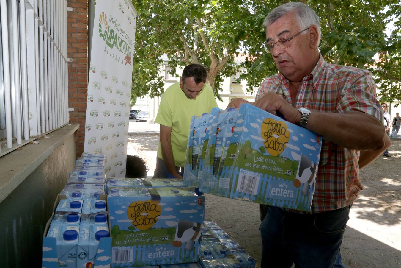UPA-COAG dona 2,5 toneladas de leche a la Asociación Entrevicinos de Valladolid