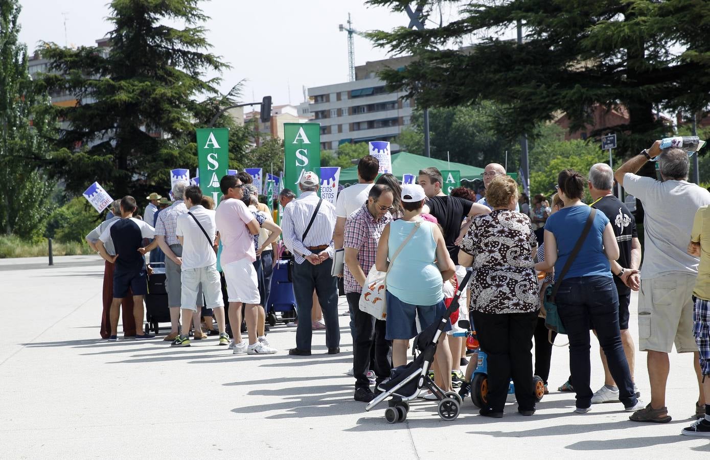 Reparto de leche en la Plaza del Milenio (Valladolid)