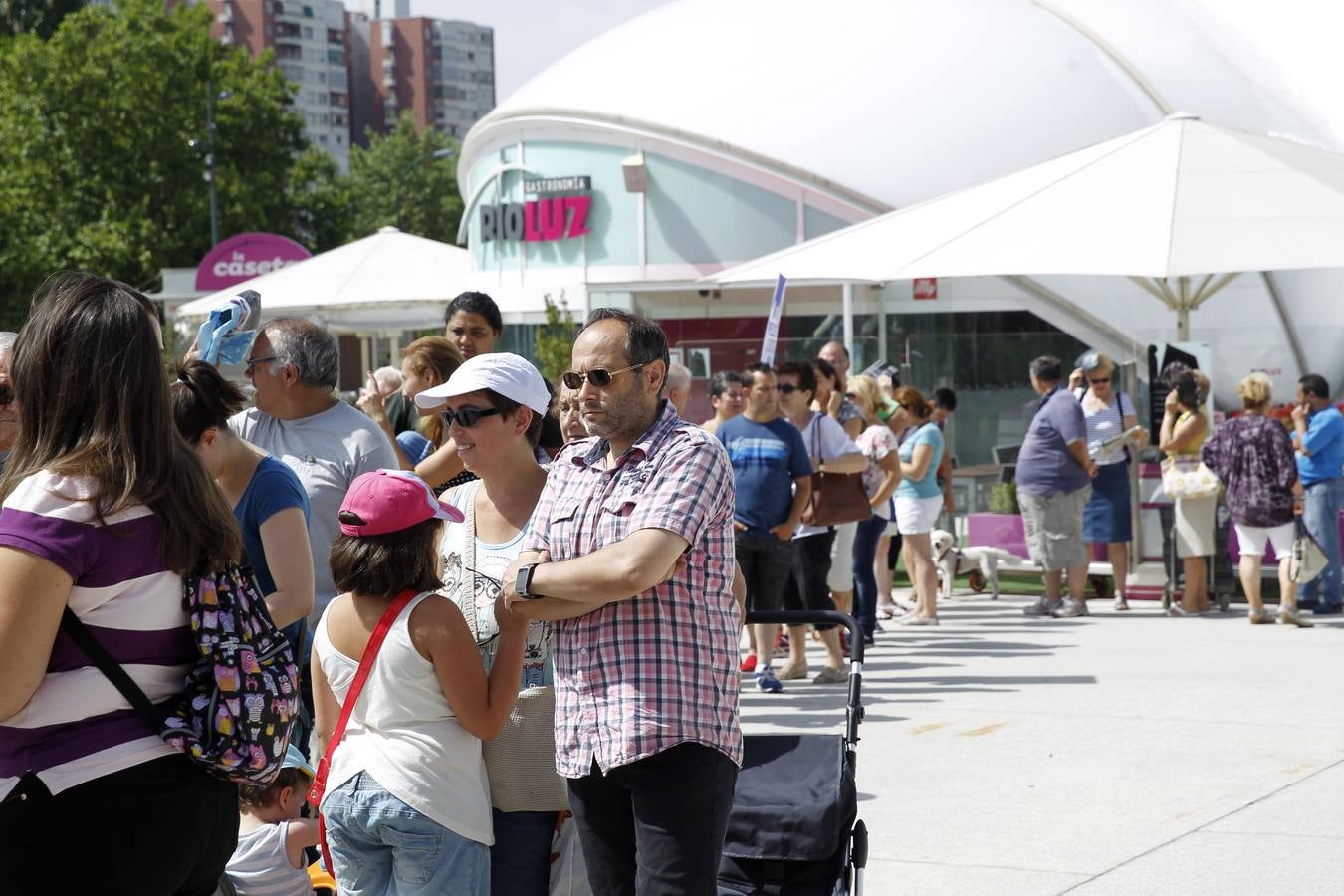 Reparto de leche en la Plaza del Milenio (Valladolid)