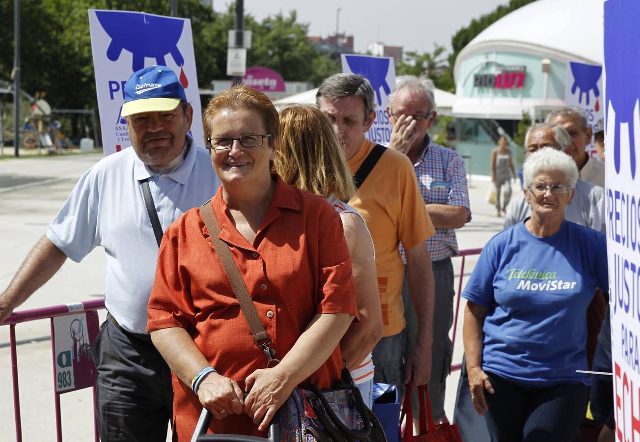 Reparto de leche en la Plaza del Milenio (Valladolid)