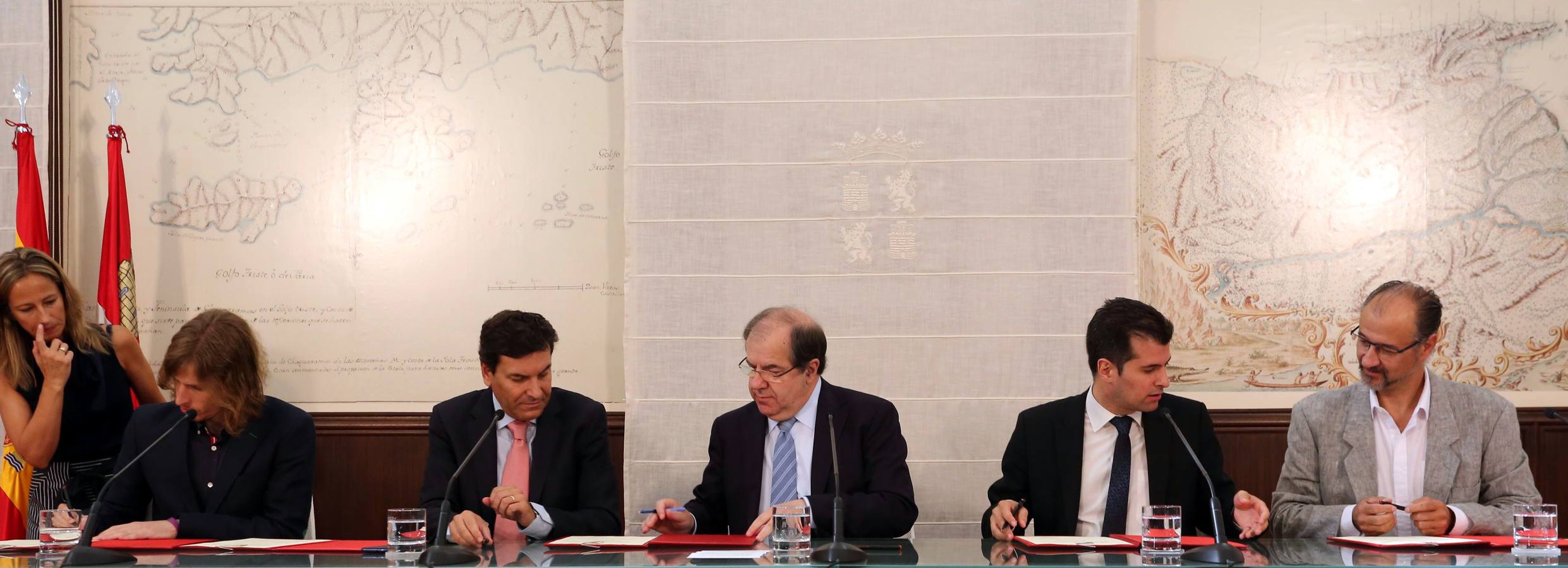 Junta, PSOE, Podemos y Ciudadanos firman un acuerdo sobre temas de la Comunidad