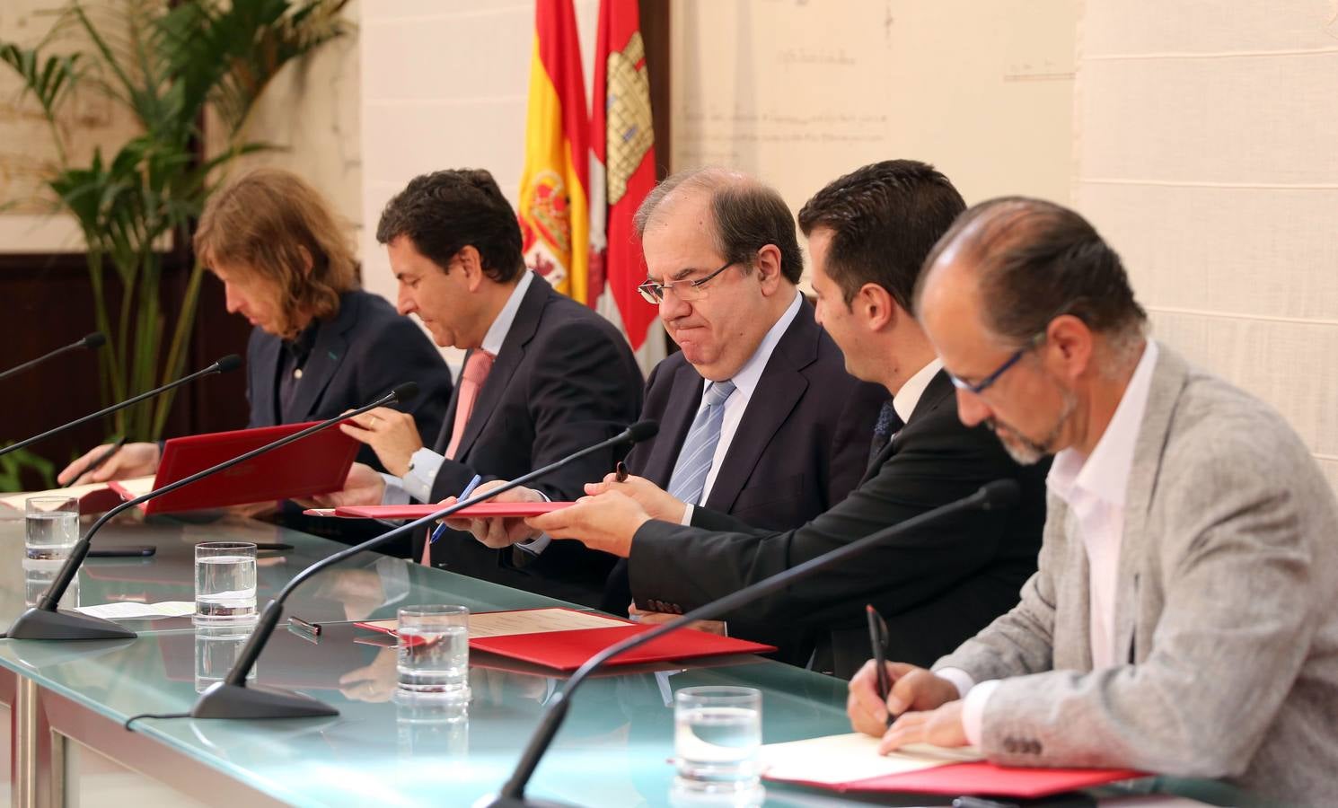 Junta, PSOE, Podemos y Ciudadanos firman un acuerdo sobre temas de la Comunidad