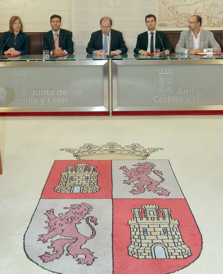 Junta, PSOE, Podemos y Ciudadanos firman un acuerdo sobre temas de la Comunidad